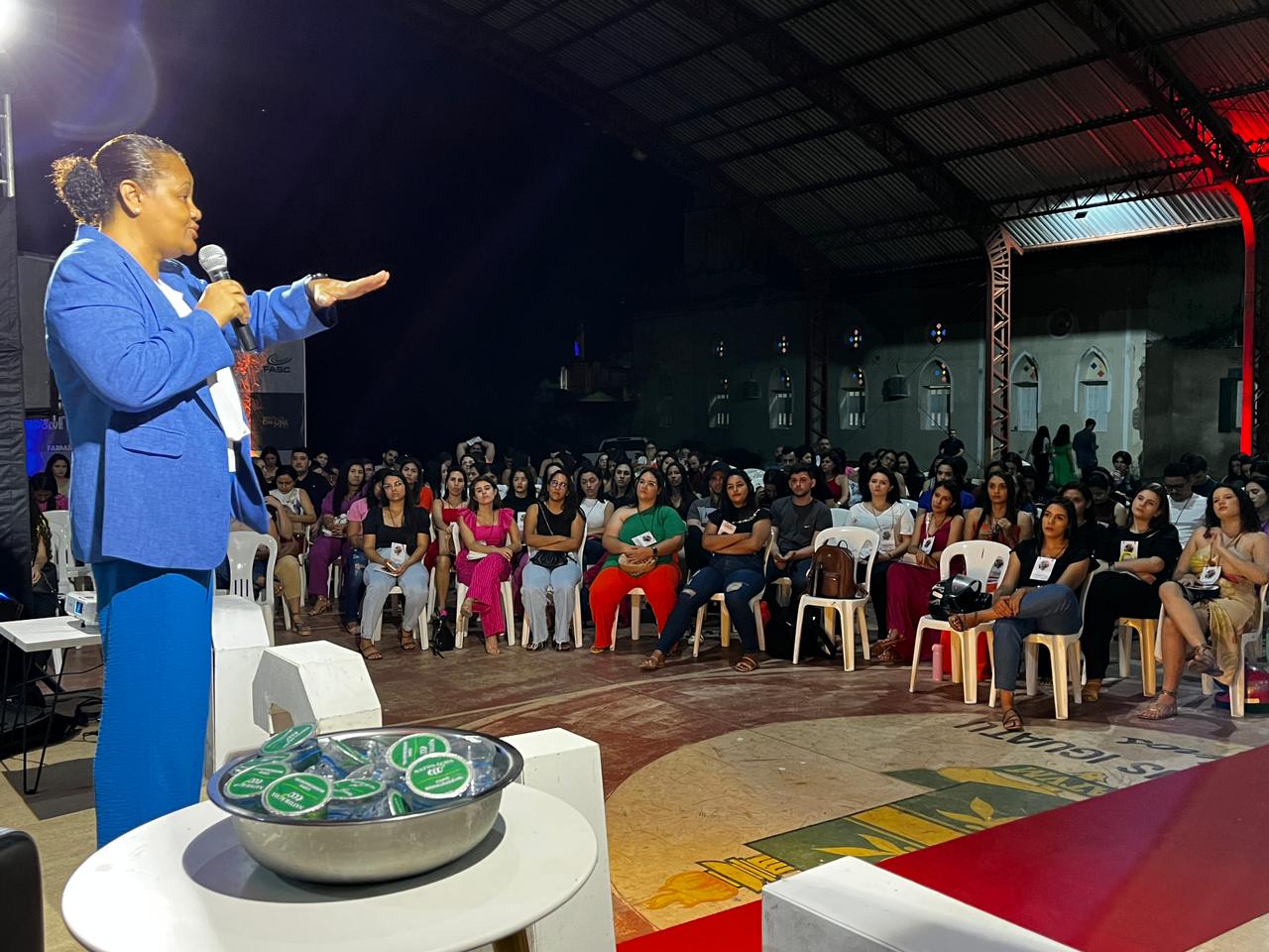 Sandra Monteiro Ministra Palestra Para Estudantes De Faculdade Em